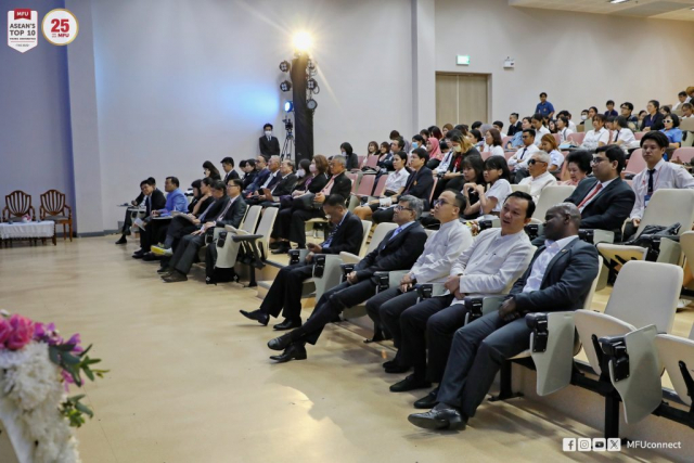 บรรยากาศการเสวนาระดับนานาชาติ หัวข้อ "Advancing the Global Health Agenda: Transformation of Higher Education towards Regional Well-being"