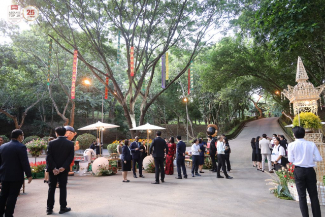 ผู้มาร่วมงานเลี้ยงรับรองฯ พร้อมกัน ณ ลานหน้าห้องประชุมวนาสวรรค์ วนาศรม