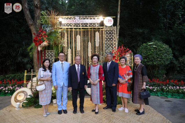 ผู้มาร่วมงานเลี้ยงรับรองฯ พร้อมกัน ณ ลานหน้าห้องประชุมวนาสวรรค์ วนาศรม