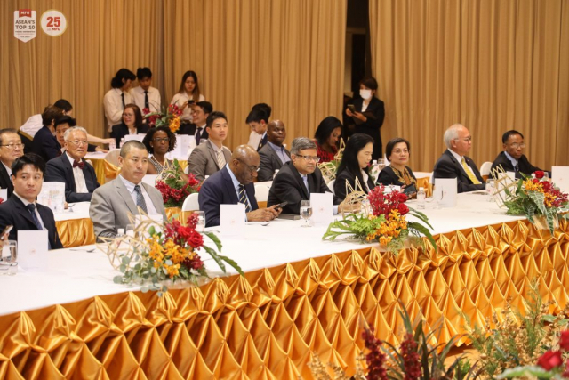 ผู้มีเกียรติ พร้อมกัน ณ ห้องประชุมวนาสวรรค์ วนาศรม