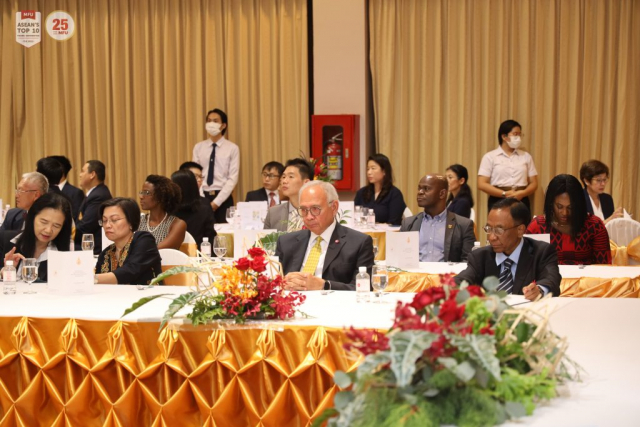 ผู้มีเกียรติ พร้อมกัน ณ ห้องประชุมวนาสวรรค์ วนาศรม