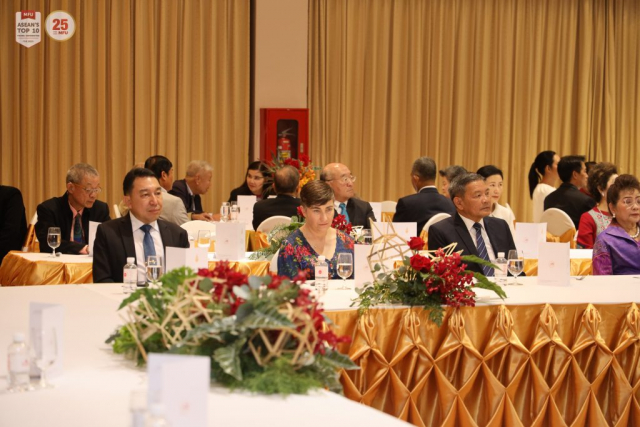 ผู้มีเกียรติ พร้อมกัน ณ ห้องประชุมวนาสวรรค์ วนาศรม