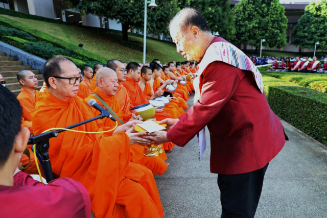 ศาสตราจารย์พิเศษ ดร.วันชัย ศิริชนะ นายกสภามหาวิทยาลัยแม่ฟ้าหลวง ถวายไทยธรรมแด่พระสงฆ์