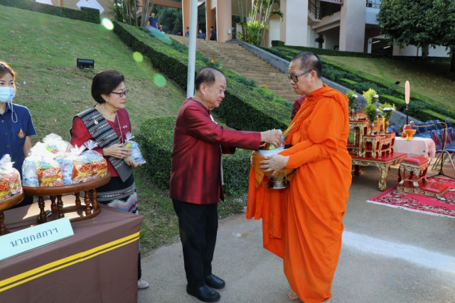 ศาสตราจารย์พิเศษ ดร.วันชัย ศิริชนะ นายกสภามหาวิทยาลัยแม่ฟ้าหลวงใส่บาตรพระสงฆ์