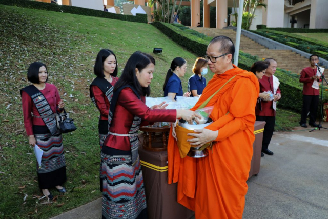 ผศ.ดร.มัชฌิมา นราดิศร อธิการบดีมหาวิทยาลัยแม่ฟ้าหลวงใส่บาตรพระสงฆ์