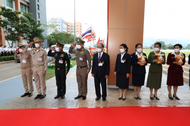 ผู้ว่าราชการจังหวัดเชียงราย ผู้พิพากษาหัวหน้าศาลจังหวัดเชียงราย ผู้บัญชาการมณฑลทหารบกที่ 37 ผู้บัญชาการตำรวจภูธรจังหวัดเชียงราย นายกสภามหาวิทยาลัย และอธิการบดีมหาวิทยาลัยแม่ฟ้าหลวง เฝ้ารับเสด็จ สมเด็จพระเจ้าน้องนางเธอ เจ้าฟ้าจุฬาภรณวลัยลักษณ์ อัครราชกุมารี กรมพระศรีสวางควัฒน วรขัตติยราชนารี