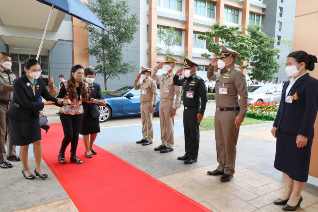 ผู้ว่าราชการจังหวัดเชียงราย ผู้พิพากษาหัวหน้าศาลจังหวัดเชียงราย ผู้บัญชาการมณฑลทหารบกที่ 37 ผู้บัญชาการตำรวจภูธรจังหวัดเชียงราย นายกสภามหาวิทยาลัย และอธิการบดีมหาวิทยาลัยแม่ฟ้าหลวง เฝ้ารับเสด็จ สมเด็จพระเจ้าน้องนางเธอ เจ้าฟ้าจุฬาภรณวลัยลักษณ์ อัครราชกุมารี กรมพระศรีสวางควัฒน วรขัตติยราชนารี