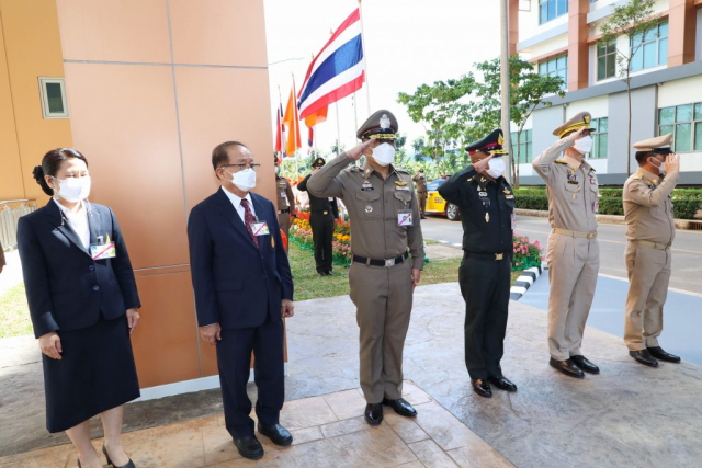 ผู้ว่าราชการจังหวัดเชียงราย ผู้พิพากษาหัวหน้าศาลจังหวัดเชียงราย ผู้บัญชาการมณฑลทหารบกที่ 37 ผู้บัญชาการตำรวจภูธรจังหวัดเชียงราย นายกสภามหาวิทยาลัย และอธิการบดีมหาวิทยาลัยแม่ฟ้าหลวง เฝ้ารับเสด็จ สมเด็จพระเจ้าน้องนางเธอ เจ้าฟ้าจุฬาภรณวลัยลักษณ์ อัครราชกุมารี กรมพระศรีสวางควัฒน วรขัตติยราชนารี