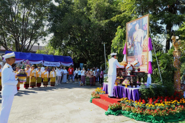 อาจารย์วิทยาศักดิ์ รุจิวรกุล รองอธิการบดี อัญเชิญผ้าพระกฐินพระราชทานวางไว้หน้าพระฉายาลักษณ์ สมเด็จพระกนิษฐาธิราชเจ้า กรมสมเด็จพระเทพรัตนราชสุดา ฯ สยามบรมราชกุมารี