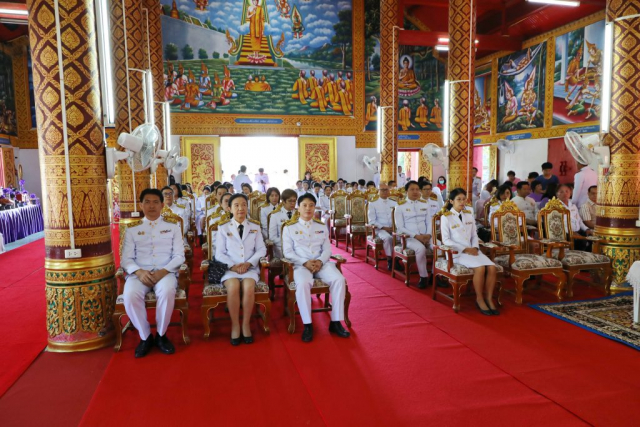 ผู้เข้าร่วมพิธีพร้อม ณ อุโบสถวัดเชตุพน (สันโค้งน้อย)