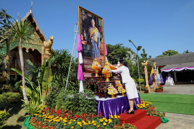 ผู้ช่วยศาสตราจารย์ ดร.มัชฌิมา นราดิศร อธิการบดีมหาวิทยาลัยแม่ฟ้าหลวง ประธานในพิธี ถือผ้าพระกฐินพระราชทานอุ้มประคอง
