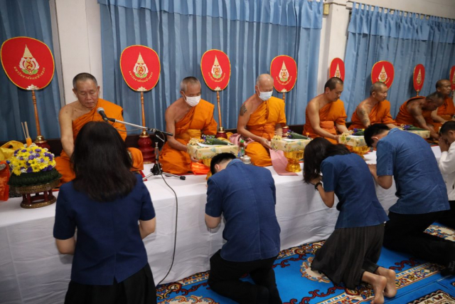 คณะผู้บริหาร ถวายไทยธรรมแด่พระสงฆ์