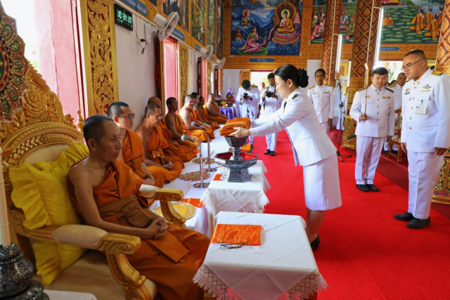 ผู้ช่วยศาสตราจารย์ ดร.มัชฌิมา นราดิศร อธิการบดีมหาวิทยาลัยแม่ฟ้าหลวง ประธานนำผ้าพระกฐินไปวางบนพานแว่นฟ้าหน้าพระสงฆ์รูปที่ 2
