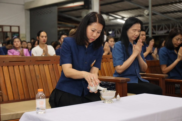 ผู้ช่วยศาสตราจารย์ ดร.มัชฌิมา นราดิศร อธิการบดีมหาวิทยาลัยแม่ฟ้าหลวง ประธานกรวดน้ำ