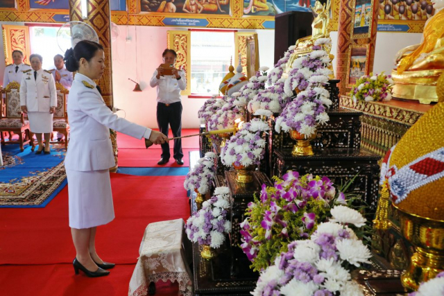 ผู้ช่วยศาสตราจารย์ ดร.มัชฌิมา นราดิศร อธิการบดีมหาวิทยาลัยแม่ฟ้าหลวง ประธานจุดธูปเทียนบูชาพระรัตนตรัย