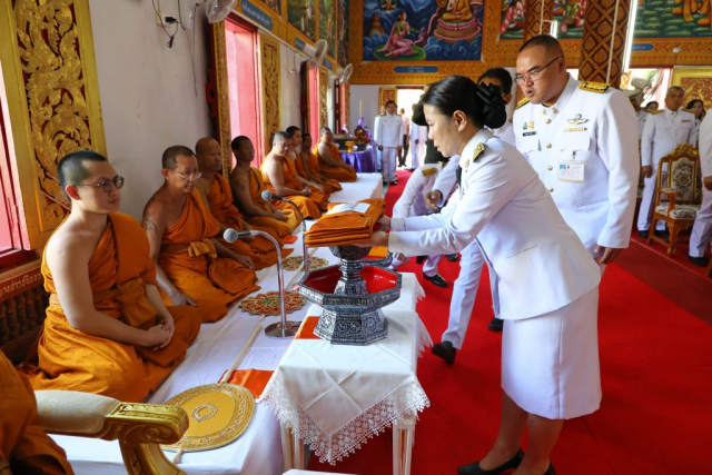 ผู้ช่วยศาสตราจารย์ ดร.มัชฌิมา นราดิศร อธิการบดีมหาวิทยาลัยแม่ฟ้าหลวง ประธานยกผ้าพระกฐินจากพานแว่นฟ้าขึ้นประคอง