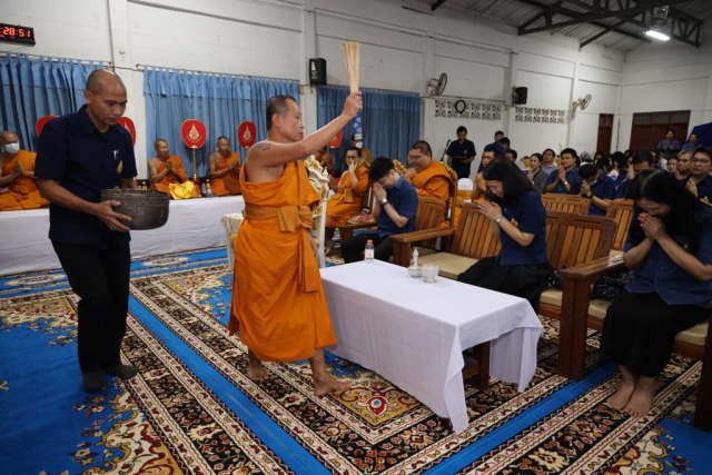 พระเถระประพรมน้ำพระพุทธมนต์