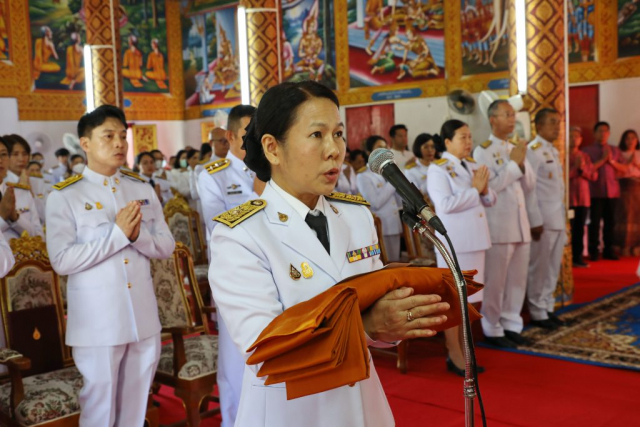 ผู้ช่วยศาสตราจารย์ ดร.มัชฌิมา นราดิศร อธิการบดีมหาวิทยาลัยแม่ฟ้าหลวง ประธานพนมมือหันหน้าไปทางพระประธาน ว่านะโม 3 จบ