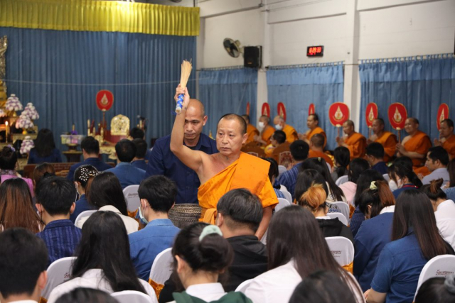 พระเถระประพรมน้ำพระพุทธมนต์