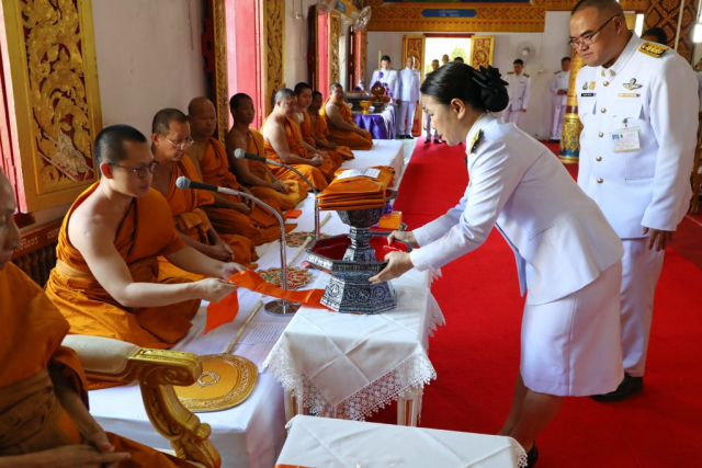 ผู้ช่วยศาสตราจารย์ ดร.มัชฌิมา นราดิศร อธิการบดีมหาวิทยาลัยแม่ฟ้าหลวง ประธานวางผ้าพระกฐินบนพานแว่นฟ้า ยกประเคนพระสงฆ์รูปที่ 2 (ทั้งพาน)