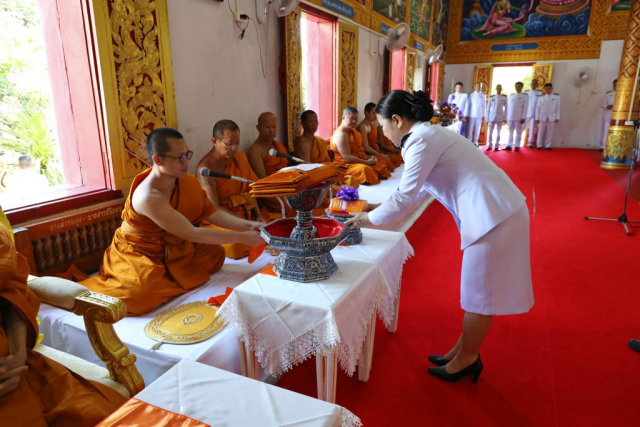 ผู้ช่วยศาสตราจารย์ ดร.มัชฌิมา นราดิศร อธิการบดีมหาวิทยาลัยแม่ฟ้าหลวง ประธานประเคนเทียนปาฏิโมกข์ พระสงฆ์รูปที่ 2