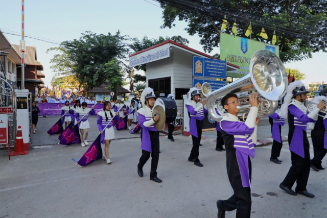 เคลื่อนขบวนแห่ผ้าพระกฐินพระราชทาน ไปยังวัดเชตุพน (สันโค้งน้อย)
