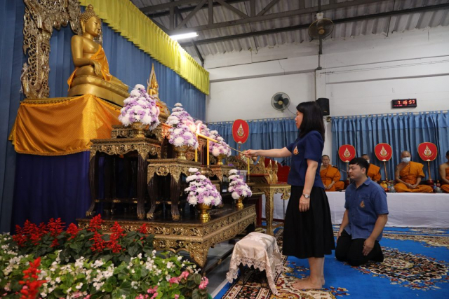 ผู้ช่วยศาสตราจารย์ ดร.มัชฌิมา นราดิศร อธิการบดีมหาวิทยาลัยแม่ฟ้าหลวง ประธานในพิธีจุดธูปเทียนบูชาพระรัตนตรัย