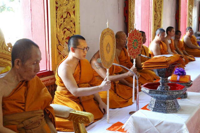 พระสงฆ์ทำพิธีกฐินกรรม