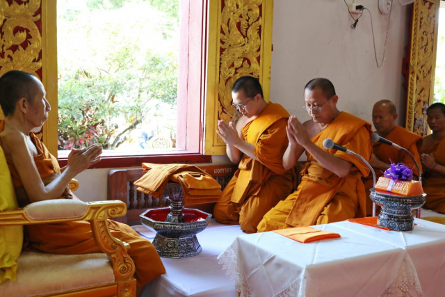 พระสงฆ์ทำพิธีกฐินกรรม