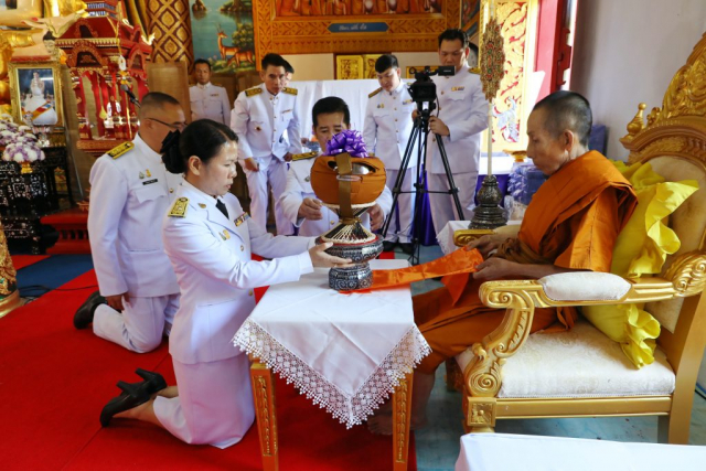 ผู้ช่วยศาสตราจารย์ ดร.มัชฌิมา นราดิศร อธิการบดีมหาวิทยาลัยแม่ฟ้าหลวง ประธานถวายเครื่องบริวารกฐินแด่พระภิกษุผู้ครองผ้าพระกฐิน