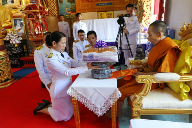 ผู้ช่วยศาสตราจารย์ ดร.มัชฌิมา นราดิศร อธิการบดีมหาวิทยาลัยแม่ฟ้าหลวง ประธานถวายเครื่องบริวารกฐินแด่พระภิกษุผู้ครองผ้าพระกฐิน