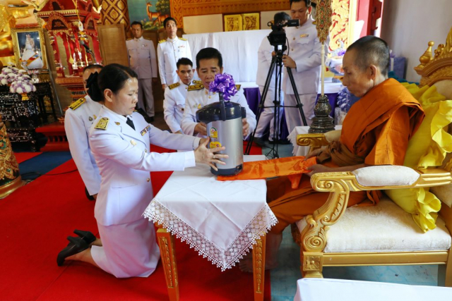 ผู้ช่วยศาสตราจารย์ ดร.มัชฌิมา นราดิศร อธิการบดีมหาวิทยาลัยแม่ฟ้าหลวง ประธานถวายเครื่องบริวารกฐินแด่พระภิกษุผู้ครองผ้าพระกฐิน