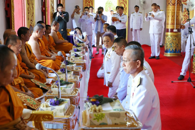 หัวหน้าส่วนราชการและผู้เข้าร่วมพิธี ถวายไทยธรรม