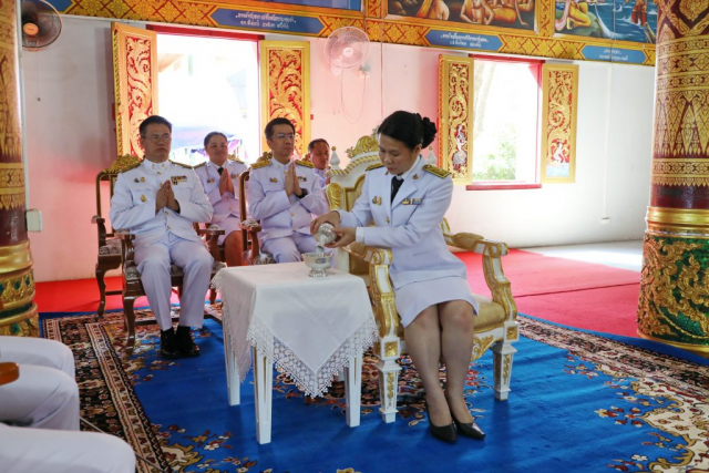 ผู้ช่วยศาสตราจารย์ ดร.มัชฌิมา นราดิศร อธิการบดีมหาวิทยาลัยแม่ฟ้าหลวง ประธานกรวดน้ำ