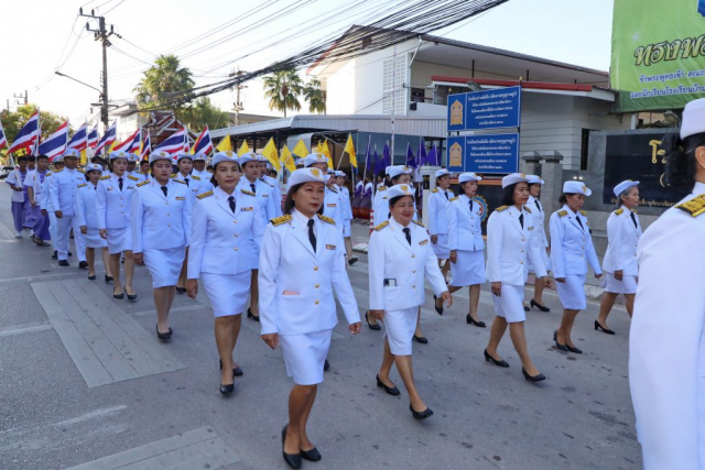 เคลื่อนขบวนแห่ผ้าพระกฐินพระราชทาน ไปยังวัดเชตุพน (สันโค้งน้อย)