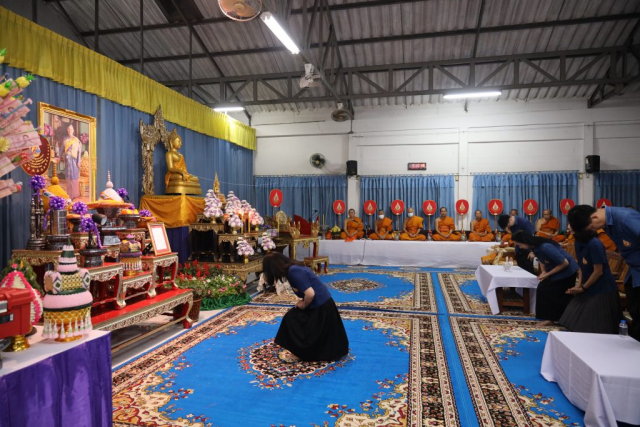 ผู้ช่วยศาสตราจารย์ ดร.มัชฌิมา นราดิศร อธิการบดีมหาวิทยาลัยแม่ฟ้าหลวง ถวายความเคารพพระฉายาลักษณ์ สมเด็จพระกนิษฐาธิราชเจ้า กรมสมเด็จพระเทพรัตนราชสุดาฯ สยามบรมราชกุมารี