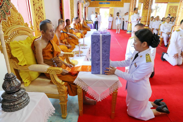 ผู้เข้าร่วมพิธีรับของที่ระลึกจากพระสงฆ์