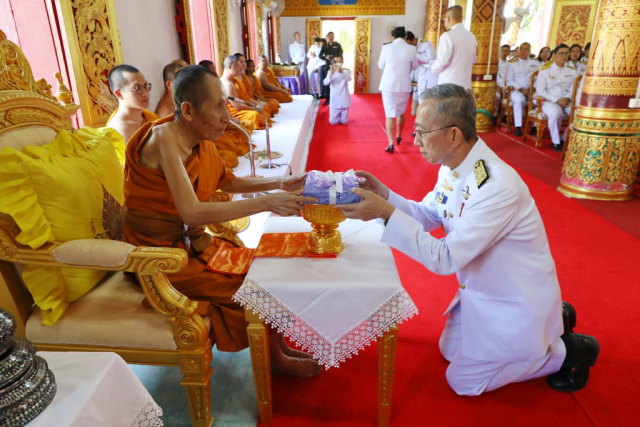 ผู้เข้าร่วมพิธีรับของที่ระลึกจากพระสงฆ์