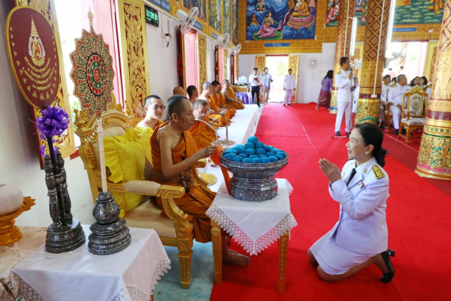 ผู้เข้าร่วมพิธีรับของที่ระลึกจากพระสงฆ์