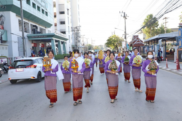 เคลื่อนขบวนแห่ผ้าพระกฐินพระราชทาน ไปยังวัดเชตุพน (สันโค้งน้อย)