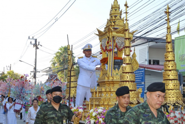 เคลื่อนขบวนแห่ผ้าพระกฐินพระราชทาน ไปยังวัดเชตุพน (สันโค้งน้อย)