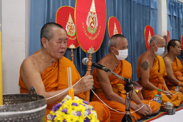 ประธานสงฆ์ให้ศีล