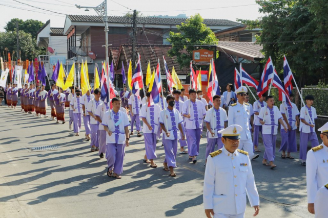 เคลื่อนขบวนแห่ผ้าพระกฐินพระราชทาน ไปยังวัดเชตุพน (สันโค้งน้อย)