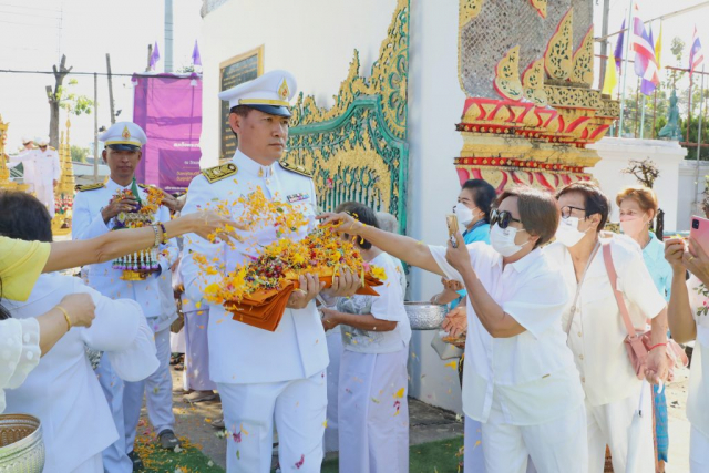 อาจารย์วิทยาศักดิ์ รุจิวรกุล รองอธิการบดี อัญเชิญผ้าพระกฐินพระราชทานวางไว้หน้าพระฉายาลักษณ์ สมเด็จพระกนิษฐาธิราชเจ้า กรมสมเด็จพระเทพรัตนราชสุดา ฯ สยามบรมราชกุมารี