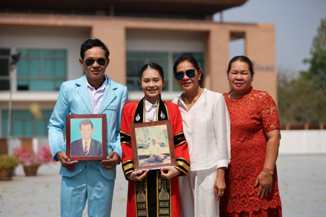 บัณฑิตมหาวิทยาลัยแม่ฟ้าหลวง รุ่นที่ 21 ถ่ายภาพร่วมกับครอบครัว