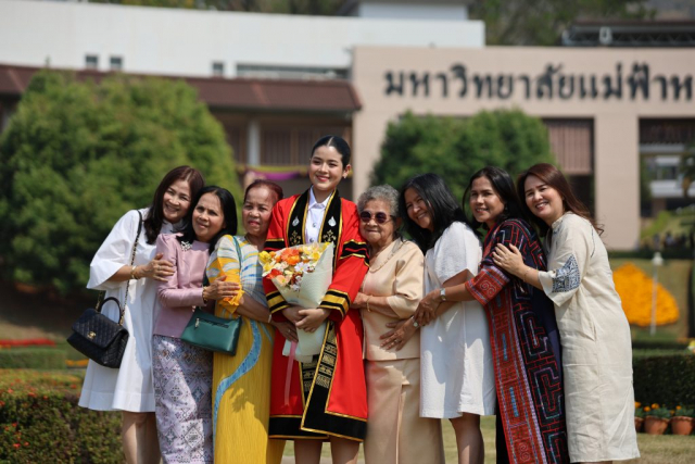 บัณฑิตมหาวิทยาลัยแม่ฟ้าหลวง รุ่นที่ 21 ถ่ายภาพร่วมกับครอบครัว