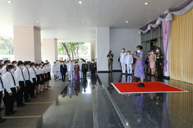 นักศึกษามหาวิทยาลัยแม่ฟ้าหลวง ขับร้องเพลงประสานเสียง “เจ้าฟ้าของคนเดินดิน” ถวายแด่สมเด็จพระกนิษฐาธิราชเจ้า กรมสมเด็จพระเทพรัตนราชสุดาฯ สยามบรมราชกุมารี