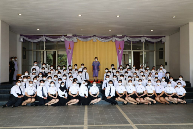 สมเด็จพระกนิษฐาธิราชเจ้า กรมสมเด็จพระเทพรัตนราชสุดาฯ สยามบรมราชกุมารี ทรงฉายพระรูปร่วมกับคณะขับร้องเพลงประสานเสียงมหาวิทยาลัยแม่ฟ้าหลวง
