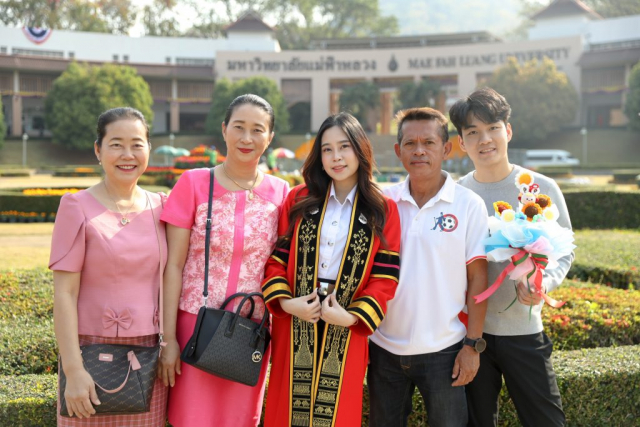 บัณฑิตมหาวิทยาลัยแม่ฟ้าหลวง รุ่นที่ 21 ถ่ายภาพร่วมกับครอบครัว