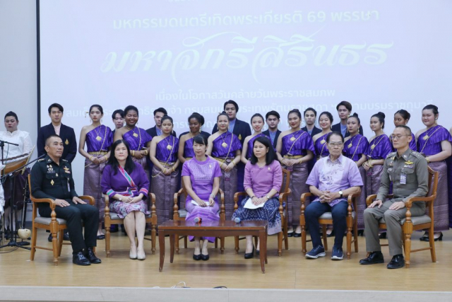แขกผู้มีเกียรติขึ้นนั่งบนเวที